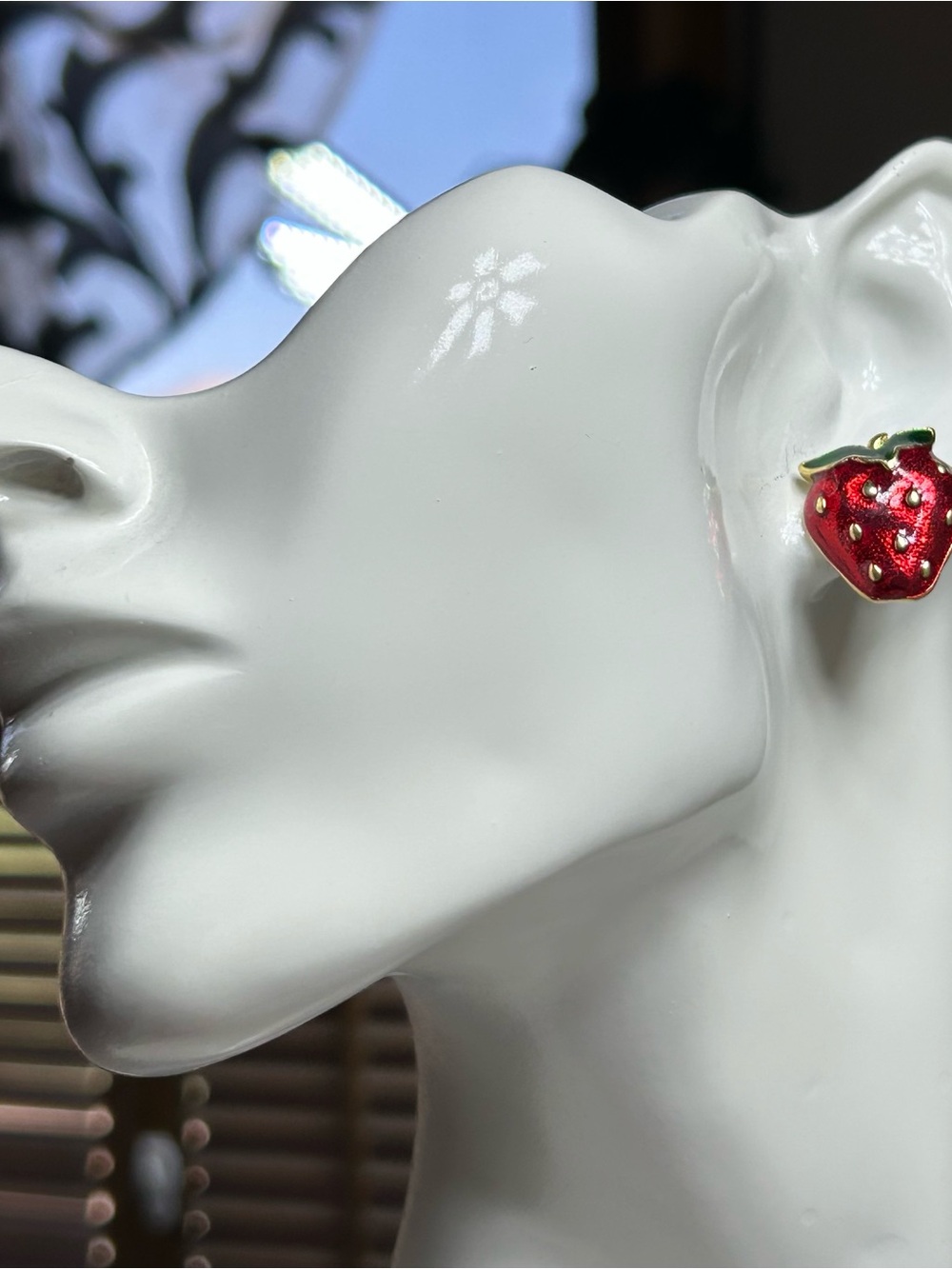 Vintage Avon Red Strawberry Enamel gold tone earrings - Picture 6 of 7